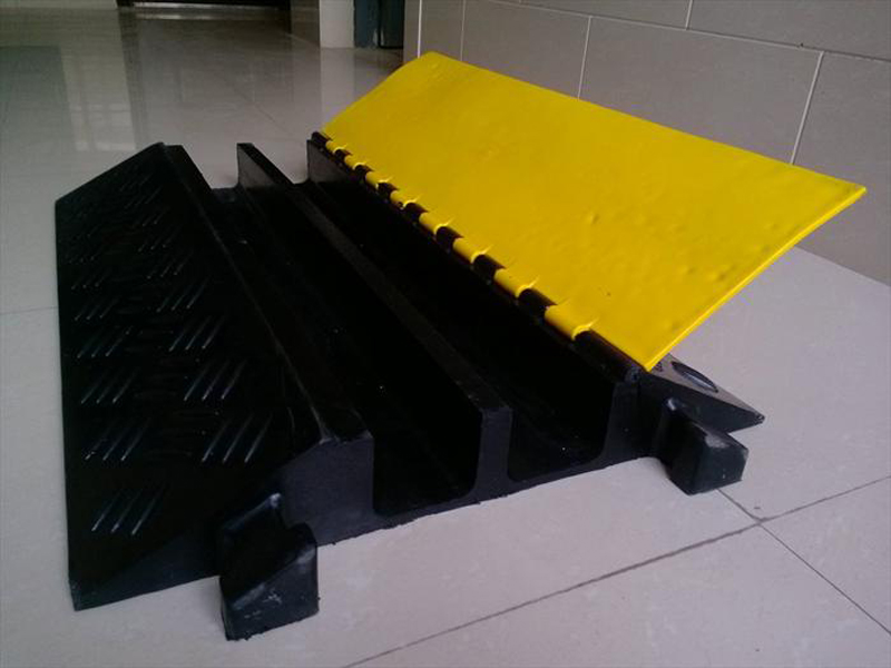 Extra Large 2 channel Rubber Cable Ramp Protector (7)
